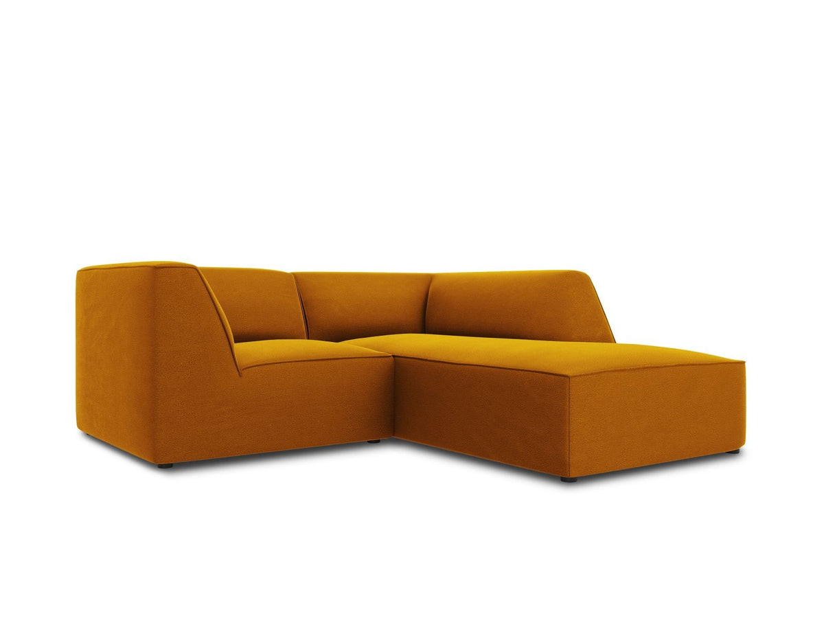 Modulares Ecksofa Siena in Beige-Salvador Samtstoff mit Récamiere, schwarzen Kunststoffbeinen und massivem Holzrahmen, rechts ausgerichtet.