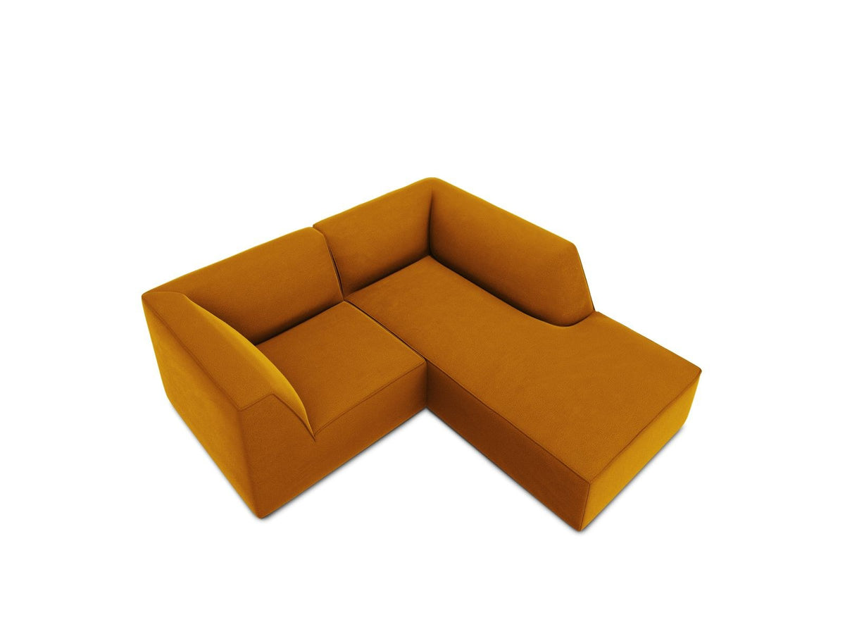 Modulares Ecksofa Siena in Beige-Salvador Samtstoff mit Récamiere, schwarzen Kunststoffbeinen und massivem Holzrahmen, rechts ausgerichtet.
