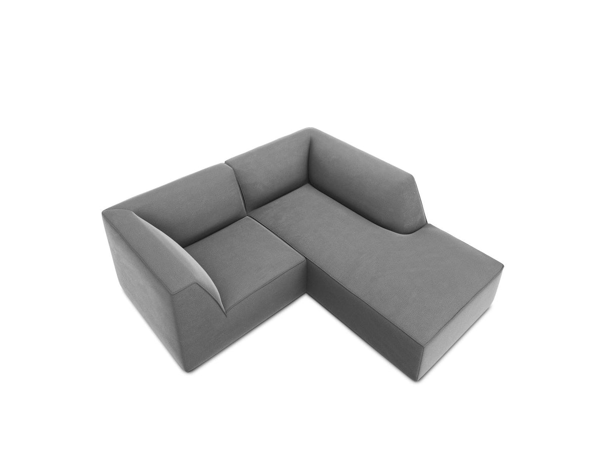 Modulares Ecksofa Siena in Beige-Salvador Samtstoff mit Récamiere, schwarzen Kunststoffbeinen und massivem Holzrahmen, rechts ausgerichtet.