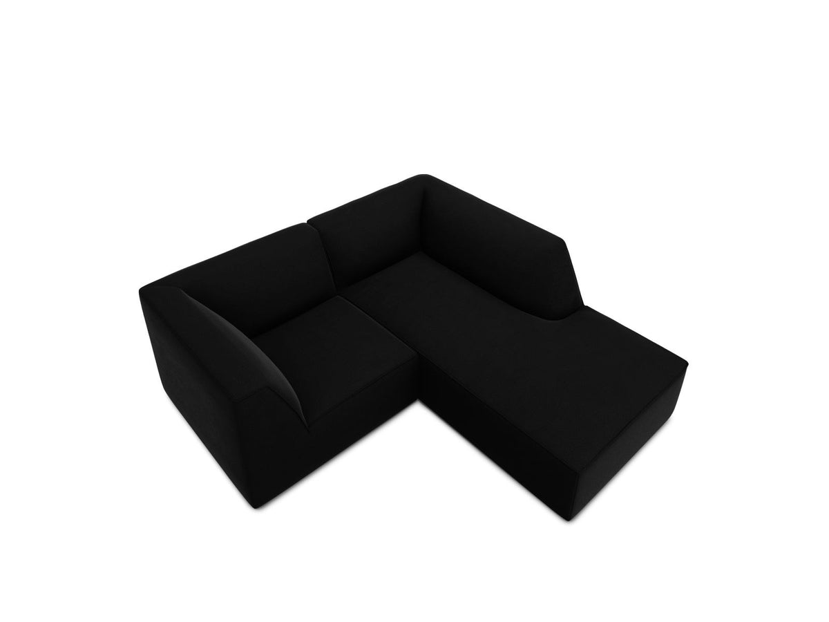 Modulares Ecksofa Siena in Beige-Salvador Samtstoff mit Récamiere, schwarzen Kunststoffbeinen und massivem Holzrahmen, rechts ausgerichtet.