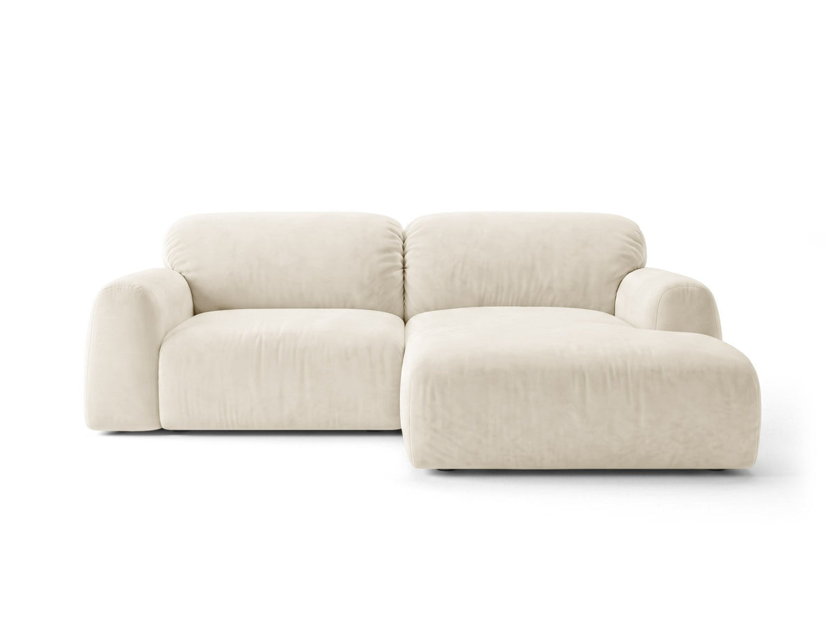 Ecksofa Milan rechts mit Récamiere, Bluvel-Bezug und schwarzen Kunststoffbeinen