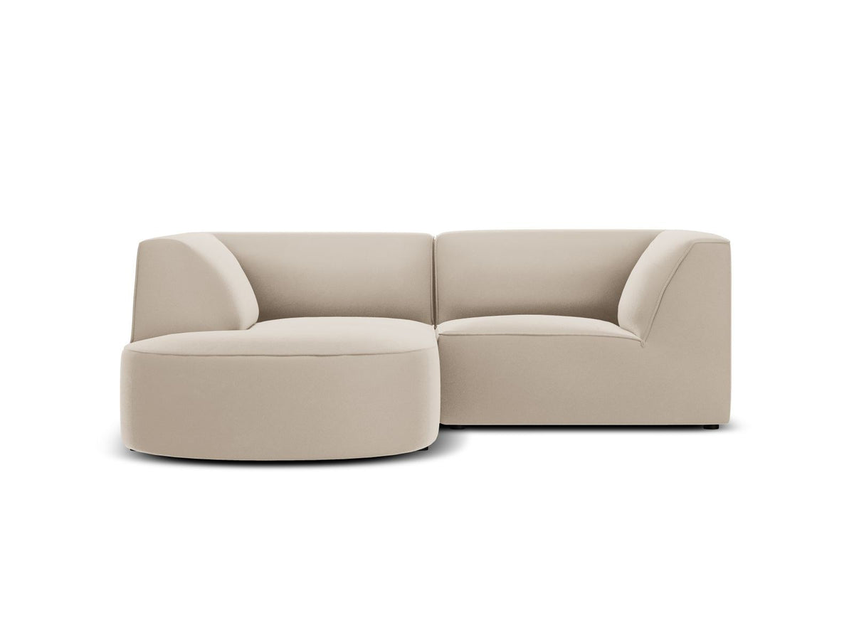 Modulares Ecksofa in Beige-Samt mit Récamiere links, Massivholzrahmen, schwarzen Kunststoffbeinen und weicher Samtpolsterung.