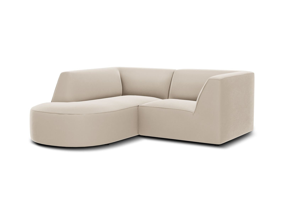 Modulares Ecksofa in Beige-Samt mit Récamiere links, Massivholzrahmen, schwarzen Kunststoffbeinen und weicher Samtpolsterung.