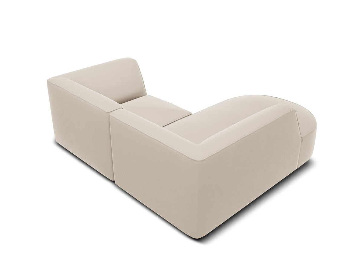 Modulares Ecksofa in Beige-Samt mit Récamiere links, Massivholzrahmen, schwarzen Kunststoffbeinen und weicher Samtpolsterung.