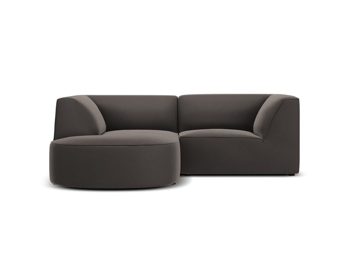 Modulares Ecksofa in Beige-Samt mit Récamiere links, Massivholzrahmen, schwarzen Kunststoffbeinen und weicher Samtpolsterung.