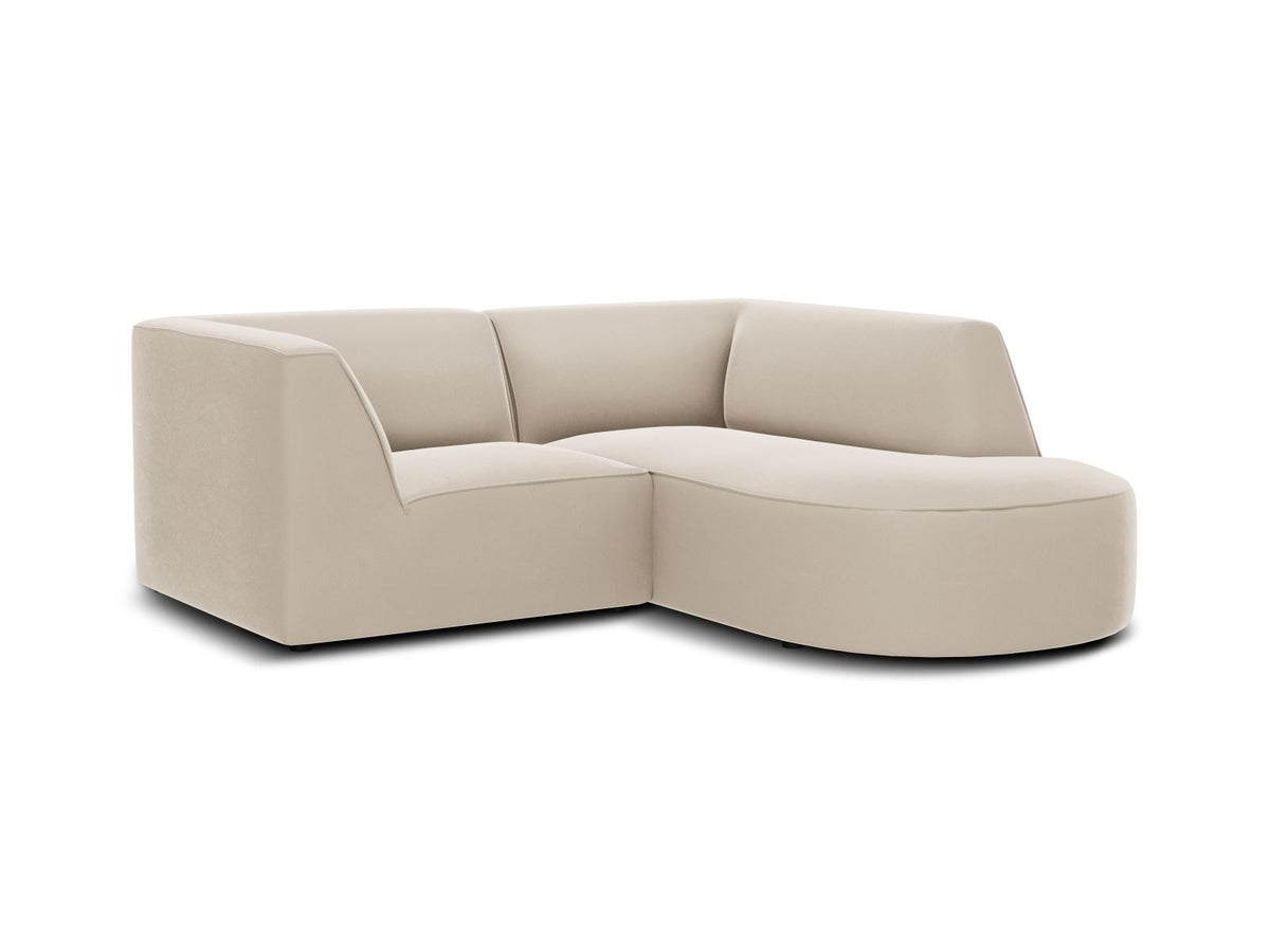 Modulares Ecksofa Siena in Beige-Salvador Samtstoff mit Récamiere, schwarzen Kunststoffbeinen und massivem Holzrahmen, rechts ausgerichtet.