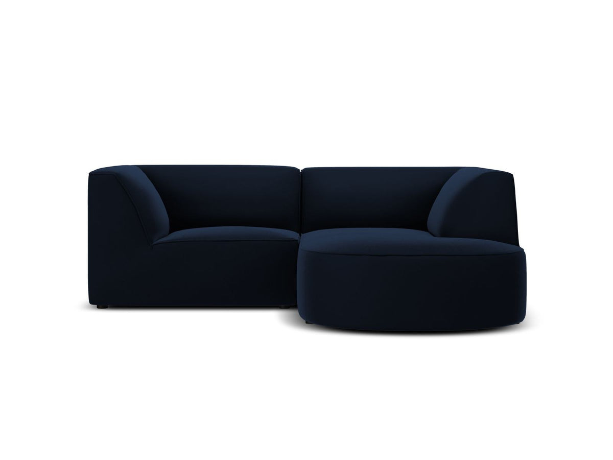 Modulares Ecksofa Siena in Beige-Salvador Samtstoff mit Récamiere, schwarzen Kunststoffbeinen und massivem Holzrahmen, rechts ausgerichtet.