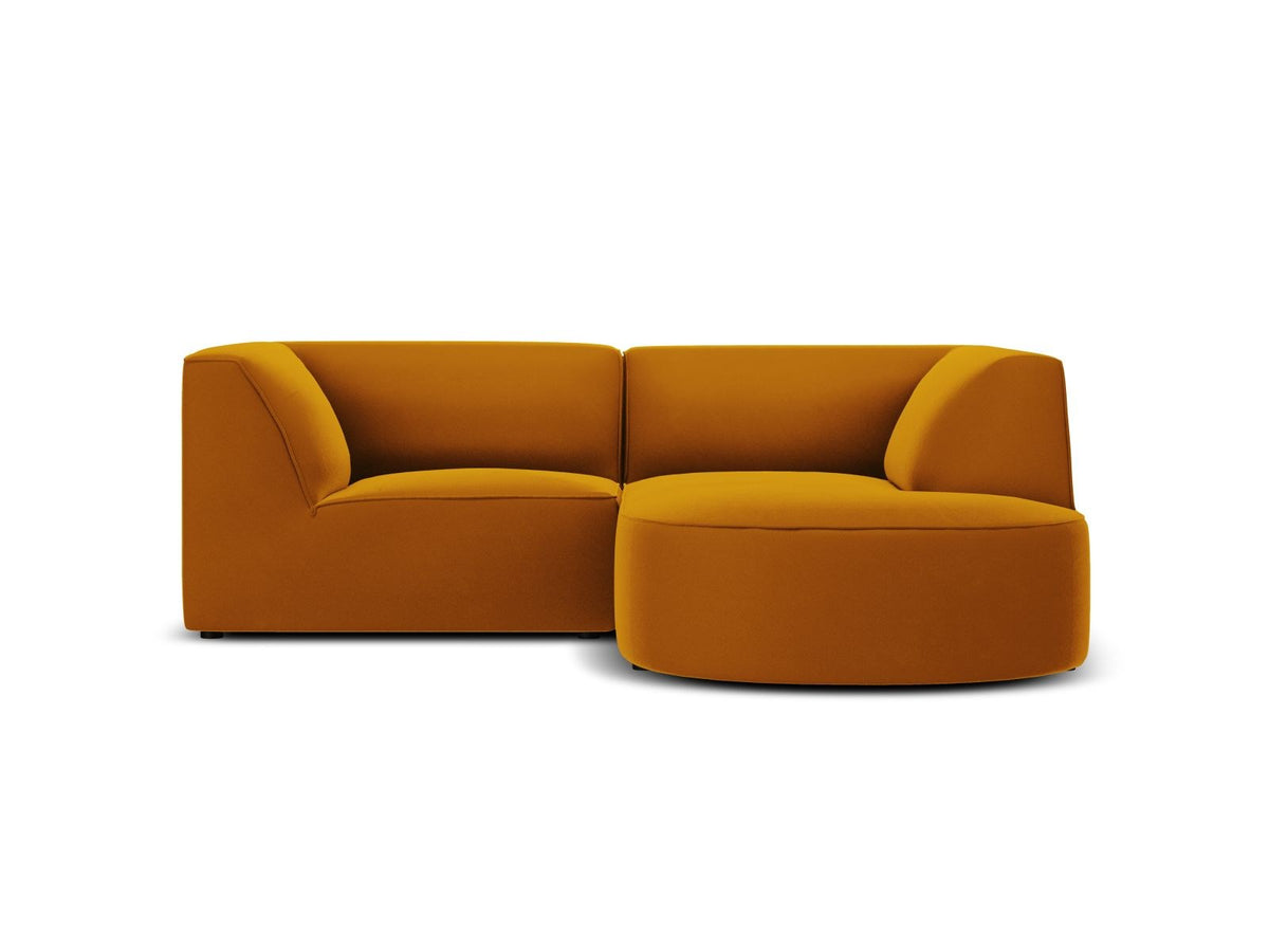 Modulares Ecksofa Siena in Beige-Salvador Samtstoff mit Récamiere, schwarzen Kunststoffbeinen und massivem Holzrahmen, rechts ausgerichtet.