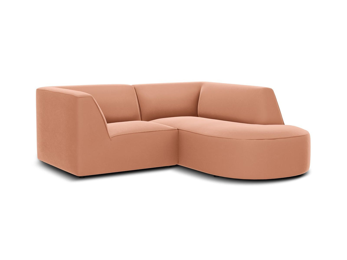 Modulares Ecksofa Siena in Beige-Salvador Samtstoff mit Récamiere, schwarzen Kunststoffbeinen und massivem Holzrahmen, rechts ausgerichtet.