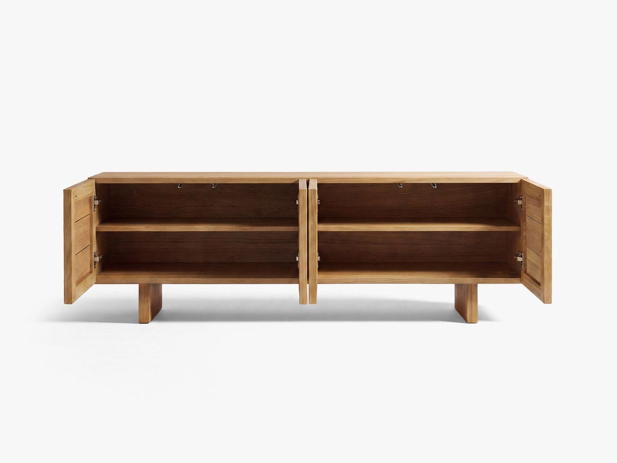 Arta TV-Schrank 40cm aus massivem Wildeichenholz, Natural Oak-Wood, mit sichtbaren Ästen, Rissen und Holzbeinen, freistehend fotografiert.