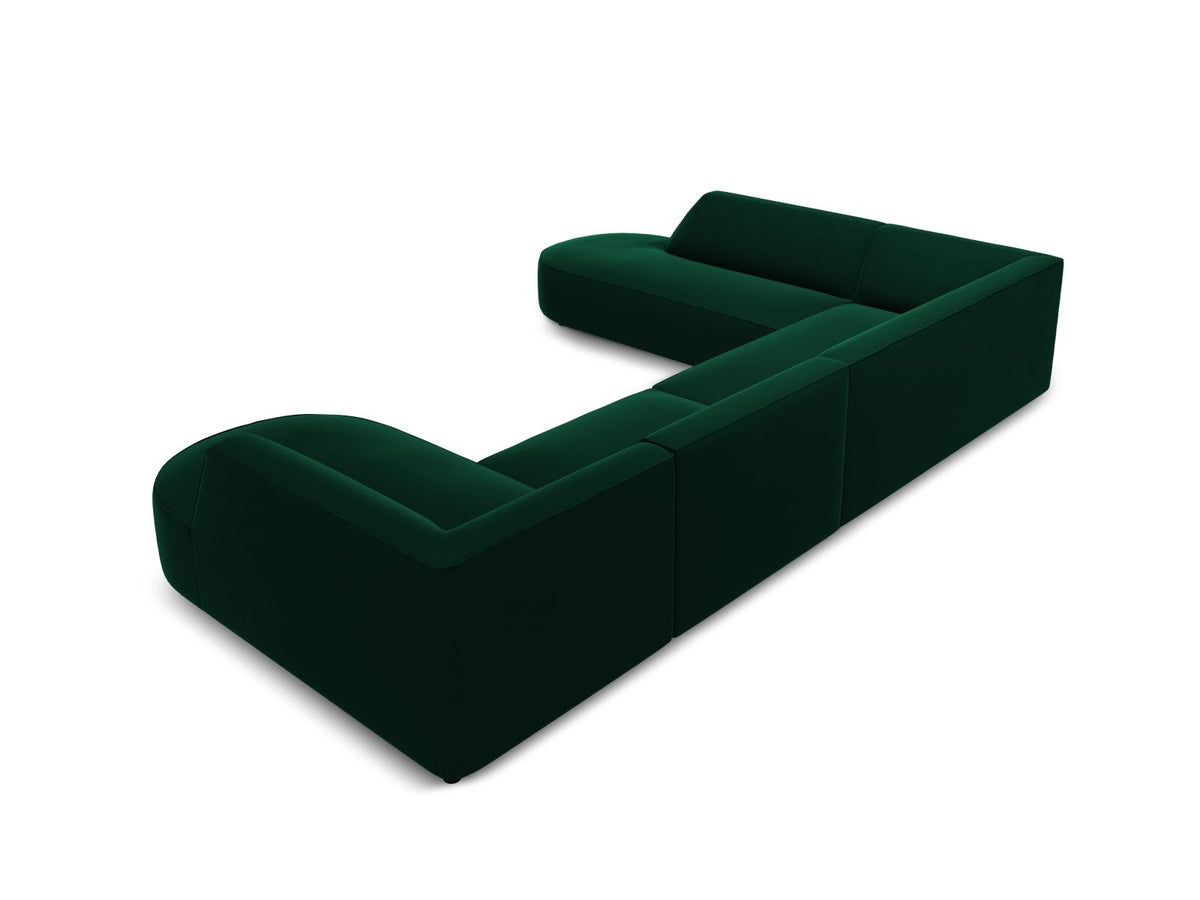 Panorama-Ecksofa links mit Samtbezug in Beige, massivem Holzrahmen und schwarzen Kunststoffbeinen, Modell Siena von Cosmopolitan Design.