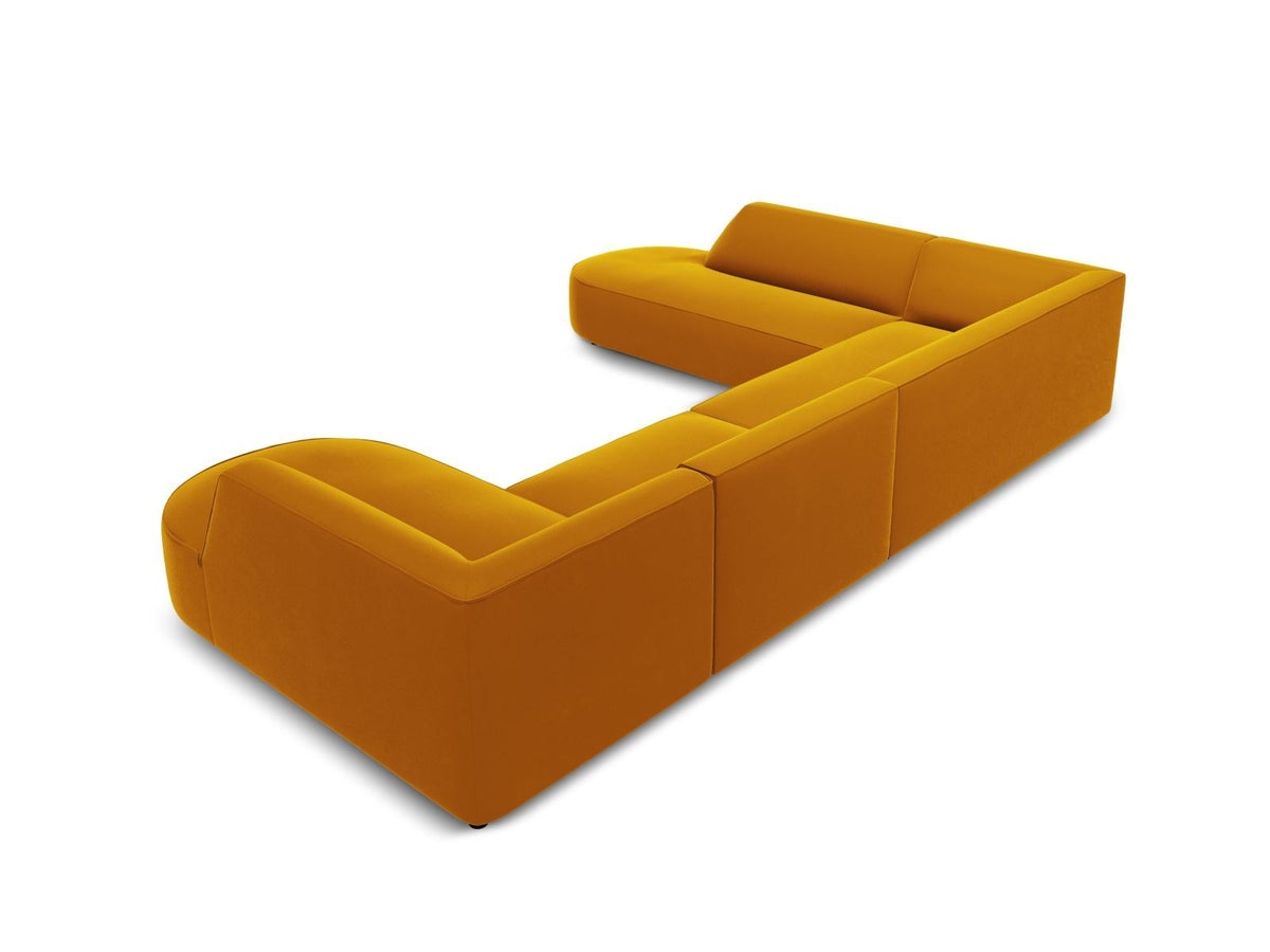 Panorama-Ecksofa links mit Samtbezug in Beige, massivem Holzrahmen und schwarzen Kunststoffbeinen, Modell Siena von Cosmopolitan Design.