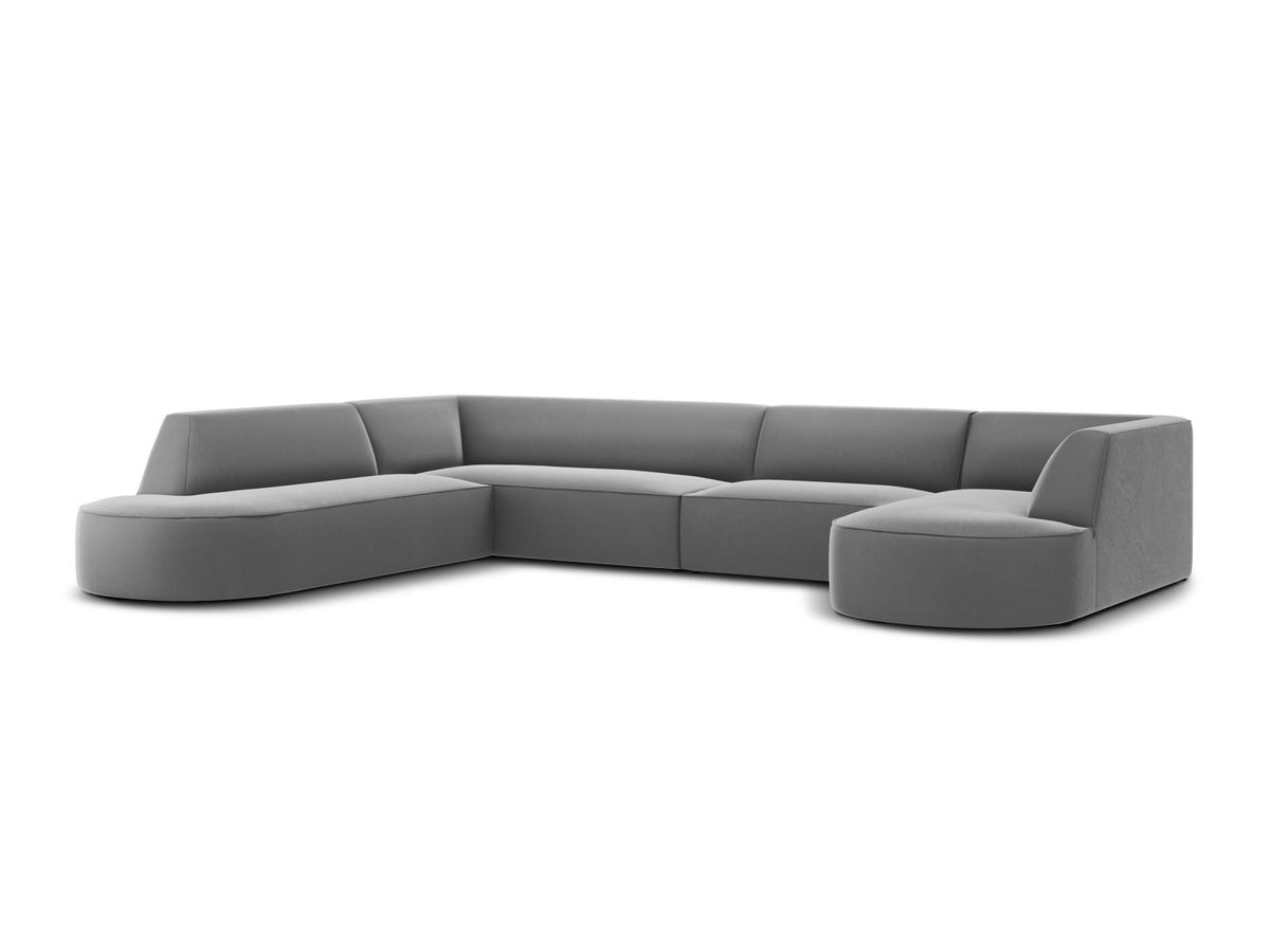 Panorama-Ecksofa links mit Samtbezug in Beige, massivem Holzrahmen und schwarzen Kunststoffbeinen, Modell Siena von Cosmopolitan Design.