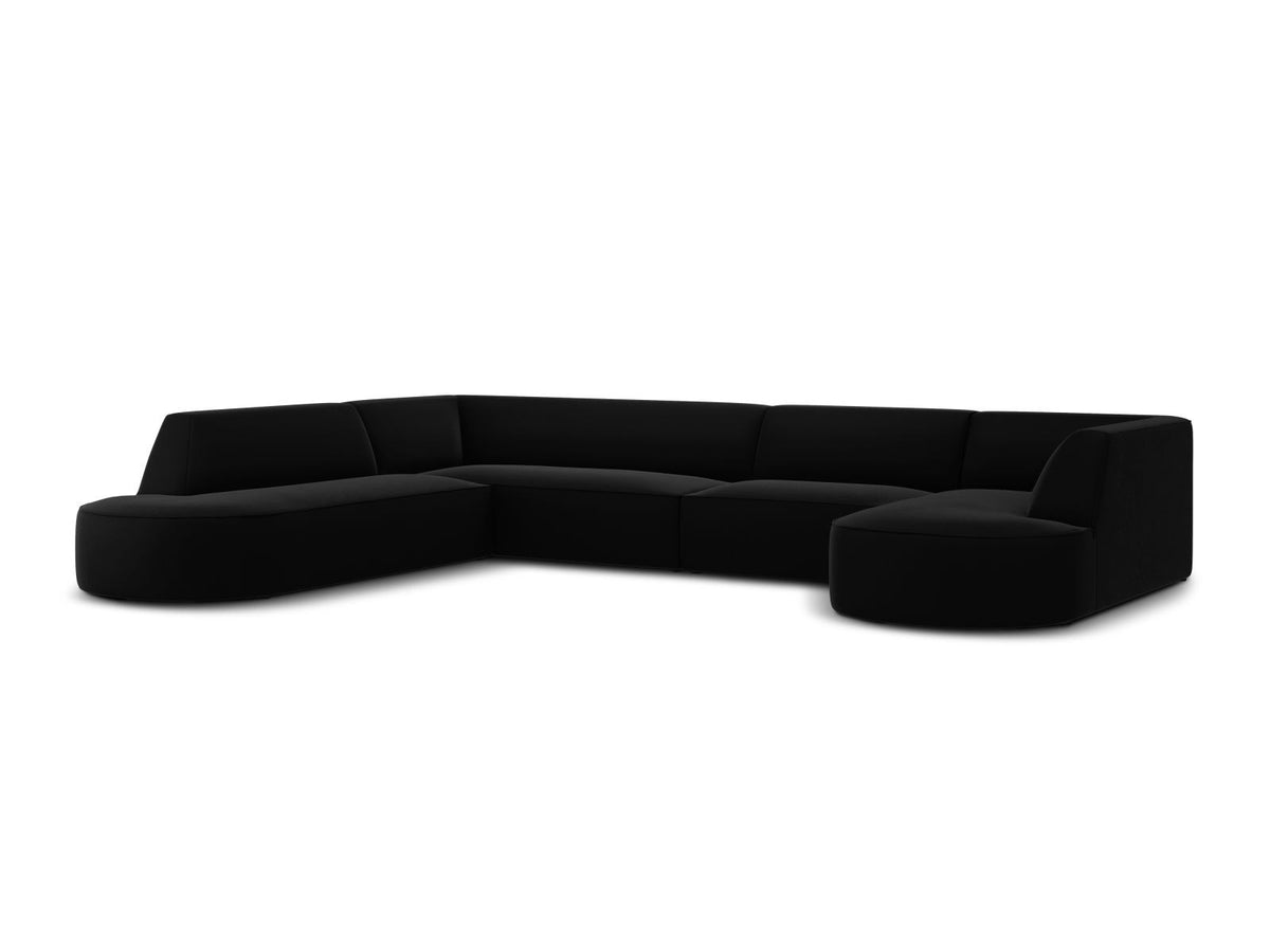 Panorama-Ecksofa links mit Samtbezug in Beige, massivem Holzrahmen und schwarzen Kunststoffbeinen, Modell Siena von Cosmopolitan Design.