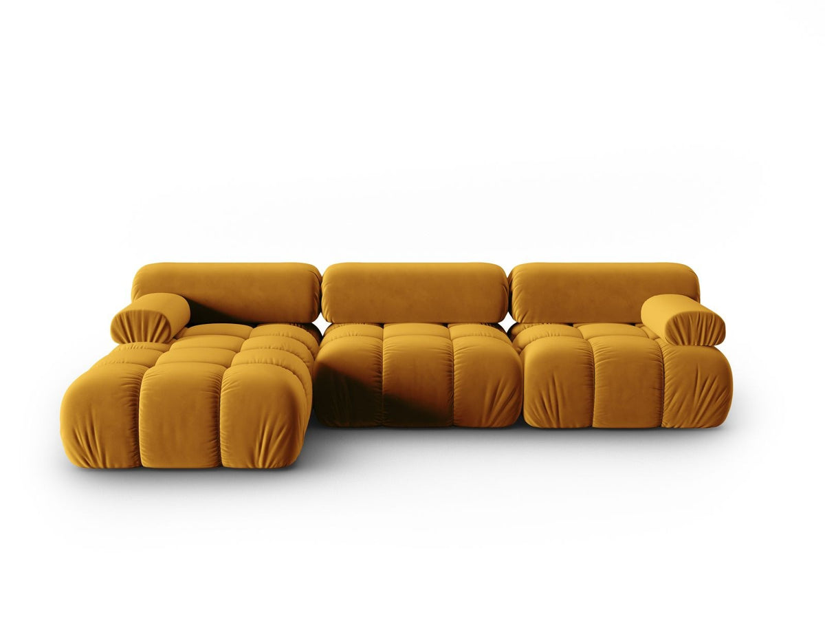 Modulares Ecksofa mit rosa Samtstoff, schwarzen Kunststoffbeinen und gepolsterter Récamiere, Ansicht von vorne links.