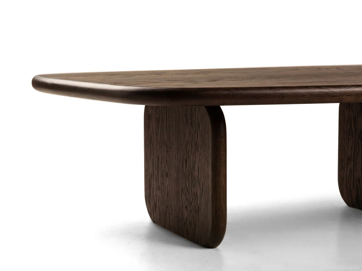 Rechteckiger Couchtisch Sora mit Eichenfurnier in Black Oak-Wood, Holzbeine, gebürstete und lackierte Oberfläche, moderne Form.