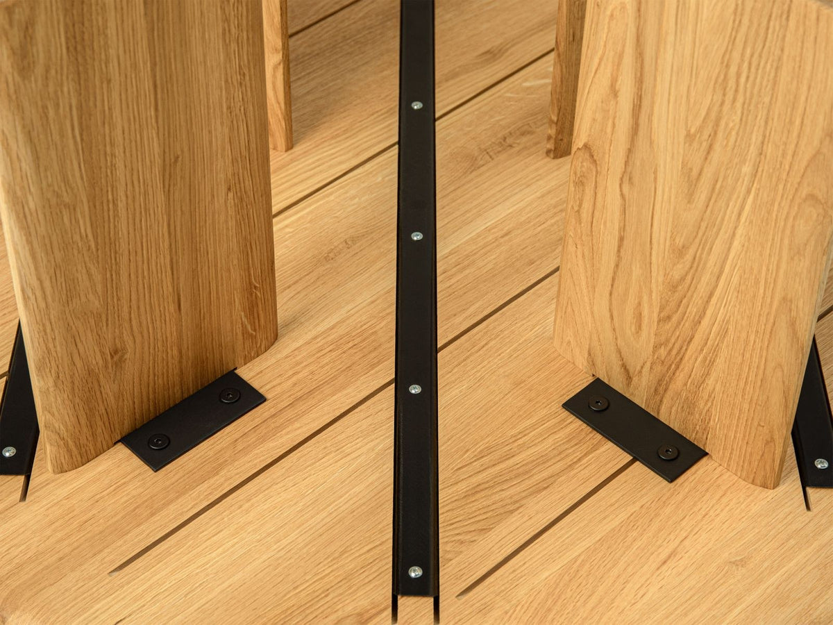 Toledo Esstisch aus Eichenholz in Natural Oak-Wood, quadratische Form 120x120cm, mit Holzbeinen und 14cm Abstand zwischen den Beinen.