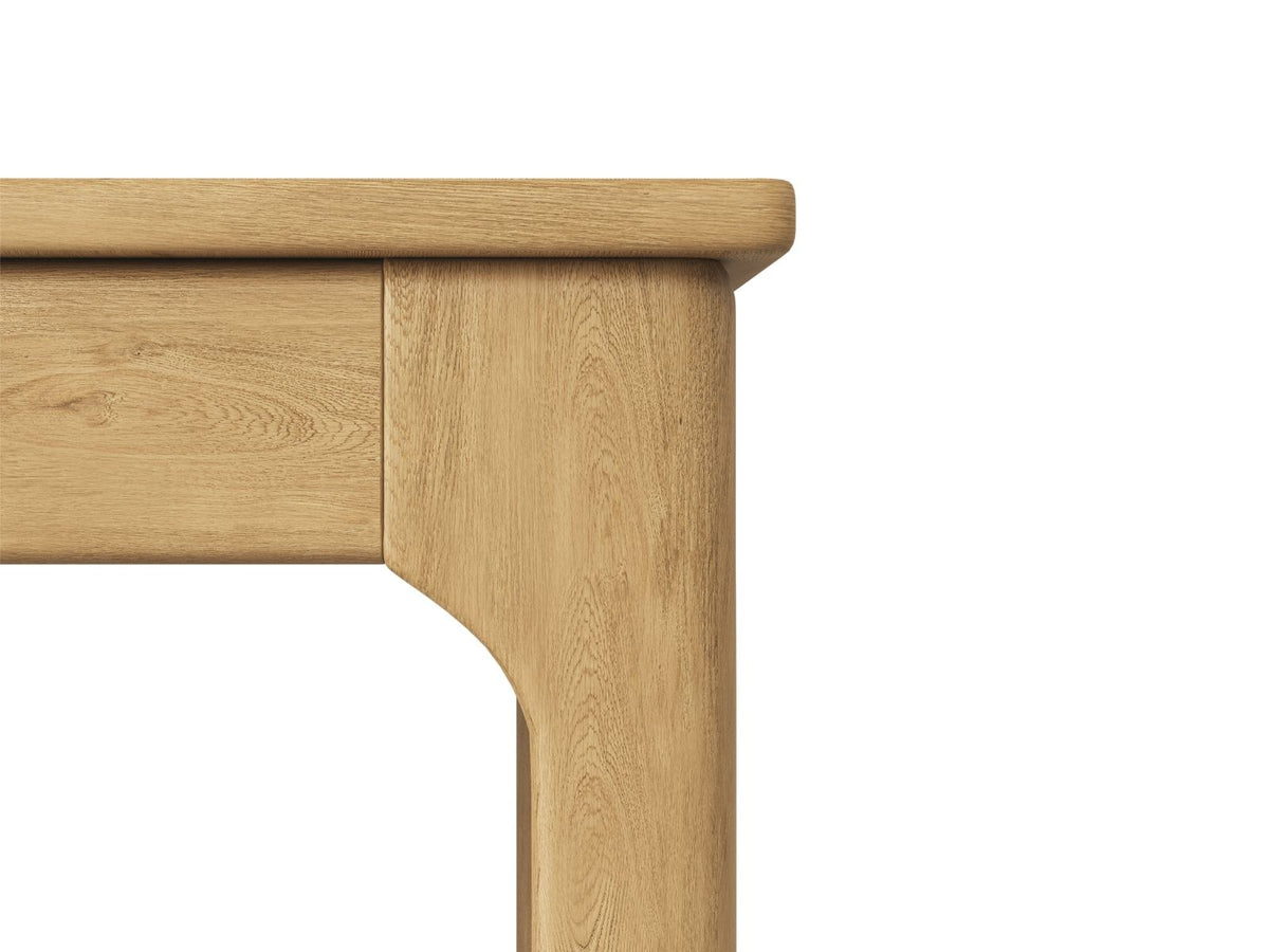 Ausziehbarer Esstisch Dinan mit Tischplatte aus Eichenfurnier und Beinen aus Eichenholz, Farbton Natural Oak Veneer-Wood, rechteckige Form.