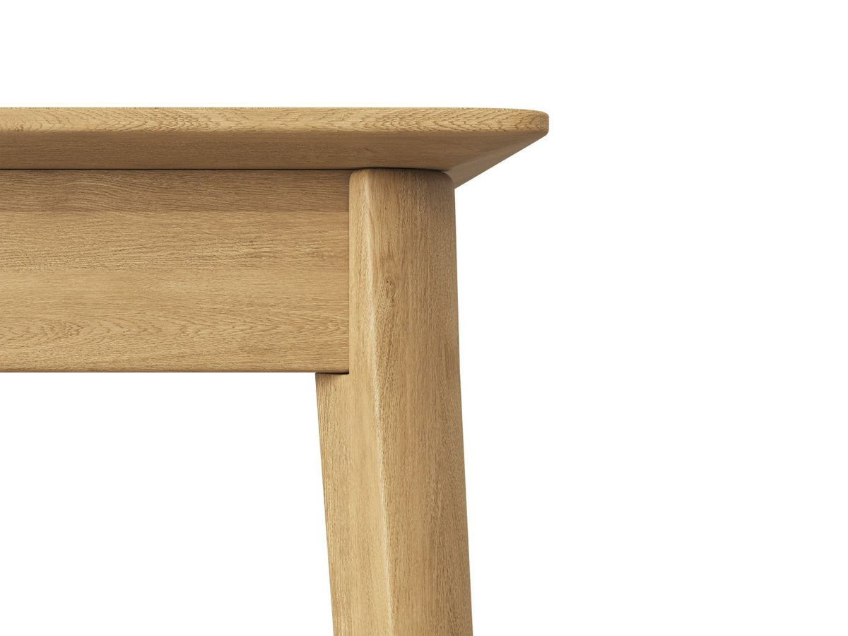 Ausziehbarer Esstisch Noto aus Eichenfurnier mit Beinen aus Eichenholz, Farbe Natural Oak Veneer-Wood, rechteckige Tischform, unausgezogen dargestellt.