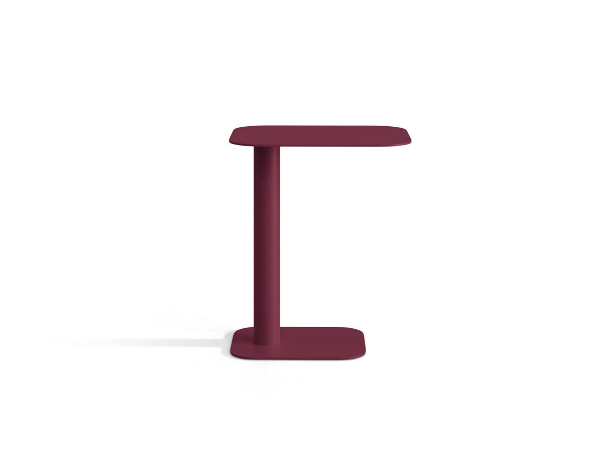 Beistelltisch Noli aus pulverbeschichtetem Metall in Burgundy mit schlankem, rundem Rohrbein und rechteckiger Tischplatte.