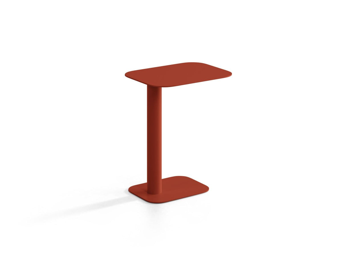 Beistelltisch Noli aus pulverbeschichtetem Metall in Burgundy mit schlankem, rundem Rohrbein und rechteckiger Tischplatte.