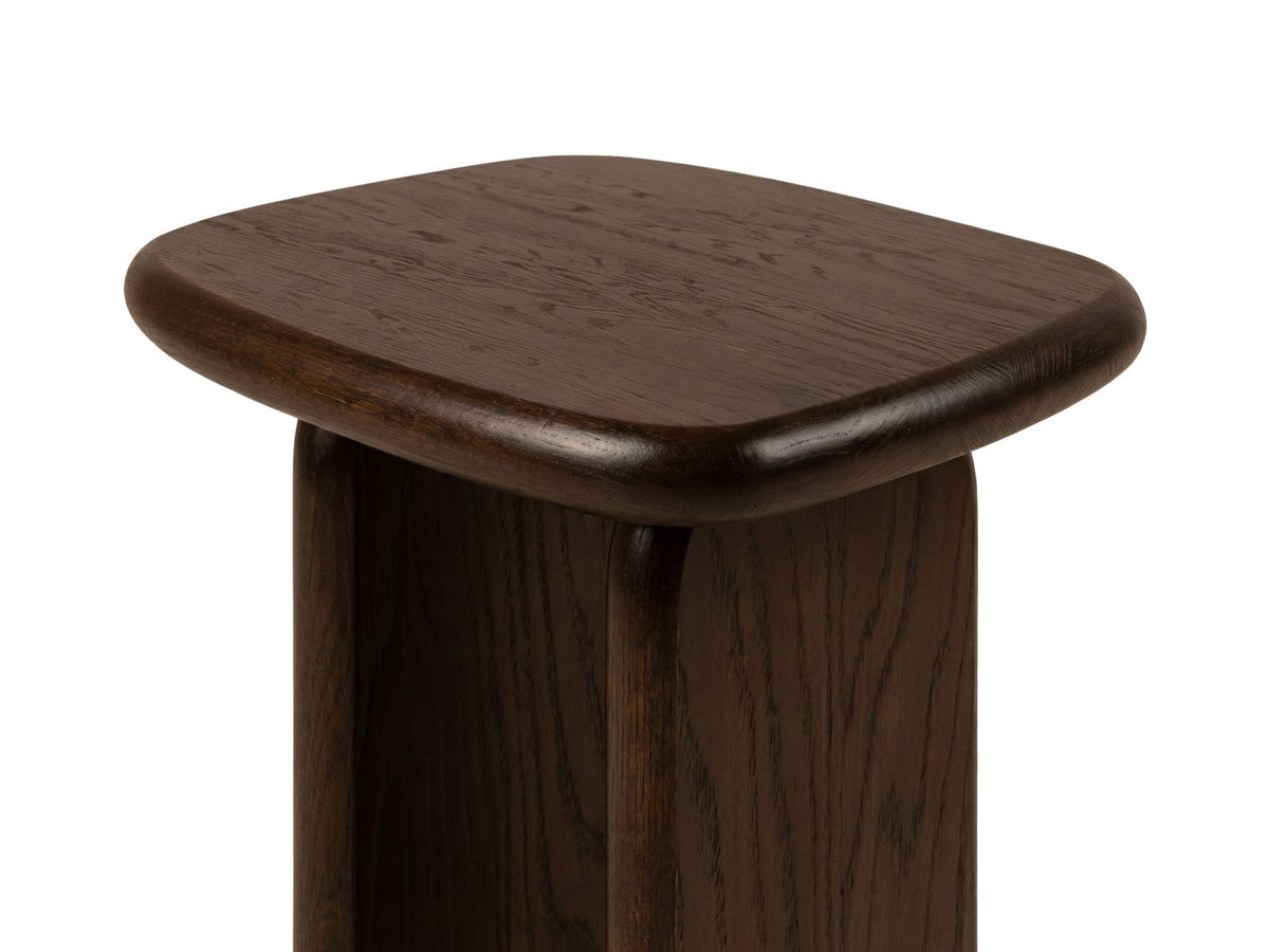 Sora Couchtisch aus Hartholz mit Eichenfurnier in Black Oak-Wood, mit Holzbeinen, kompakte Masse 37x32x50cm, moderner urbaner Stil.