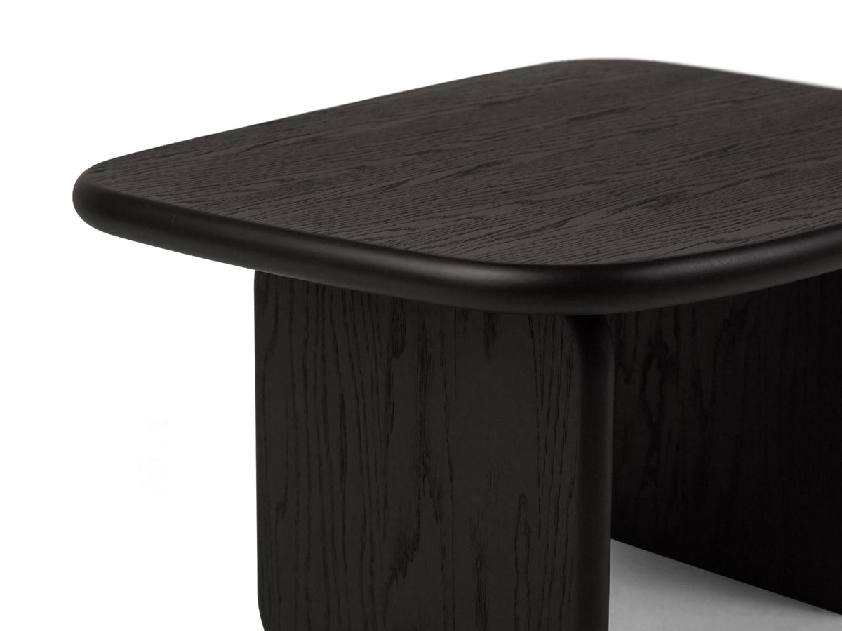 Couchtisch Sora aus Hartholz mit Eichenfurnier in Black Oak-Wood, rechteckige Form mit Holzbeinen, Höhe 42 cm, Breite 75 cm, Tiefe 60 cm.