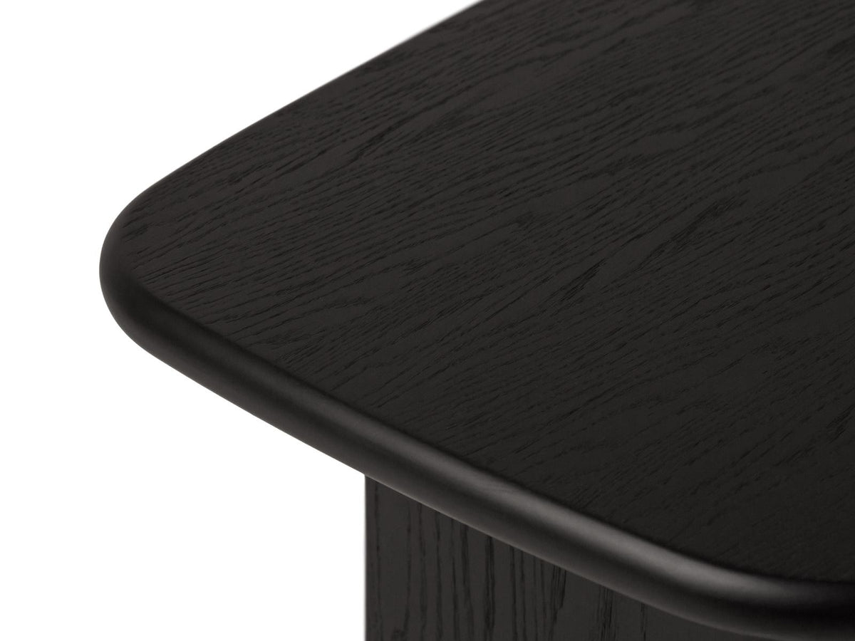Couchtisch Sora aus Hartholz mit Eichenfurnier in Black Oak-Wood, rechteckige Form mit Holzbeinen, Höhe 42 cm, Breite 75 cm, Tiefe 60 cm.