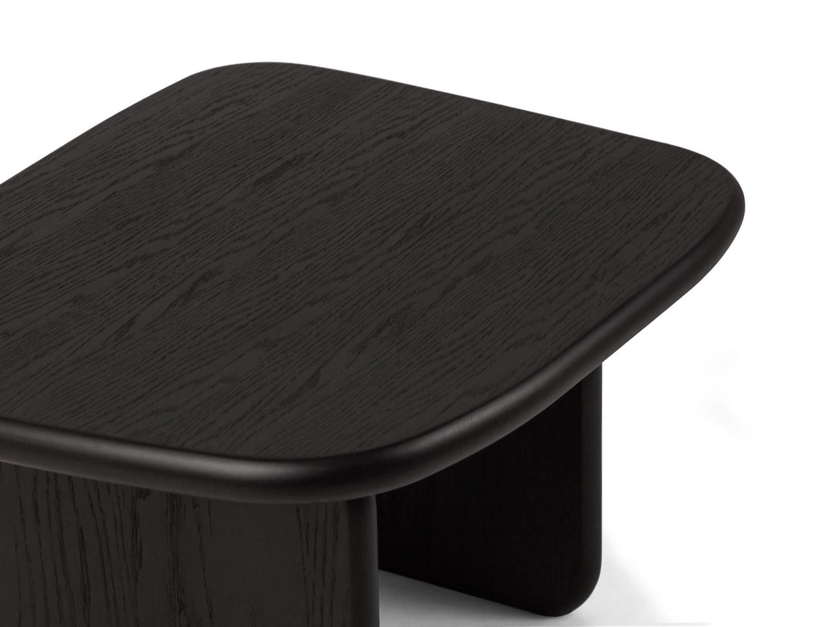 Couchtisch Sora aus Hartholz mit Eichenfurnier in Black Oak-Wood, rechteckige Form mit Holzbeinen, Höhe 42 cm, Breite 75 cm, Tiefe 60 cm.