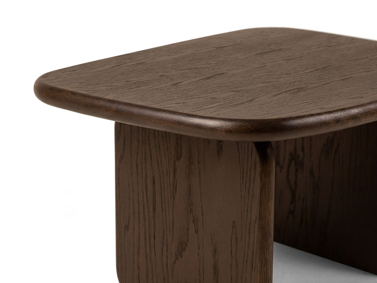 Couchtisch Sora aus Hartholz mit Eichenfurnier in Black Oak-Wood, rechteckige Form mit Holzbeinen, Höhe 42 cm, Breite 75 cm, Tiefe 60 cm.