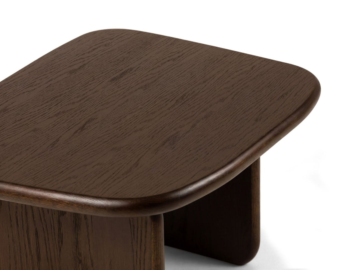 Couchtisch Sora aus Hartholz mit Eichenfurnier in Black Oak-Wood, rechteckige Form mit Holzbeinen, Höhe 42 cm, Breite 75 cm, Tiefe 60 cm.