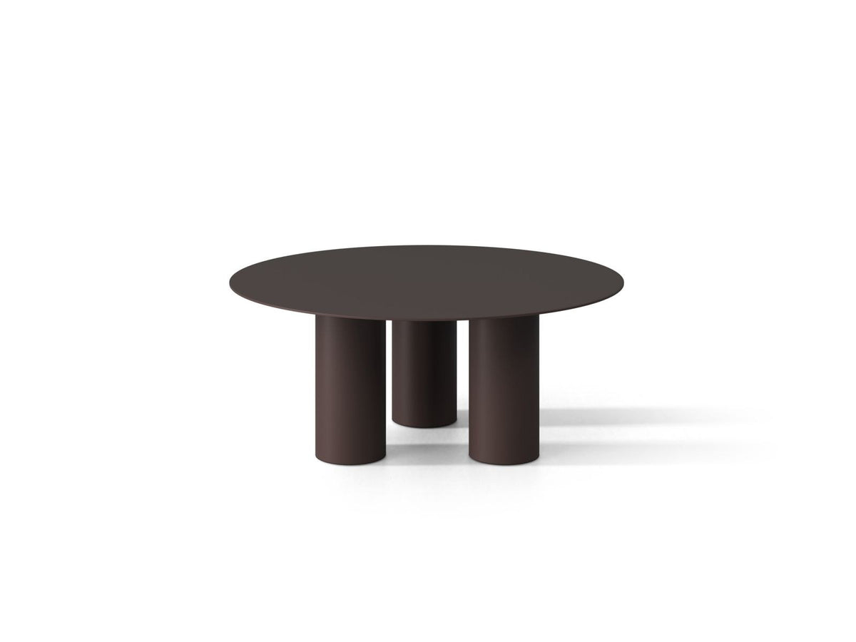 Couchtisch Iseo aus pulverbeschichtetem Metall in Burgundy mit Stahlbeinen, Masse 80 x 80 x 33.5 cm, Beindurchmesser 14 cm, hergestellt in Europa.