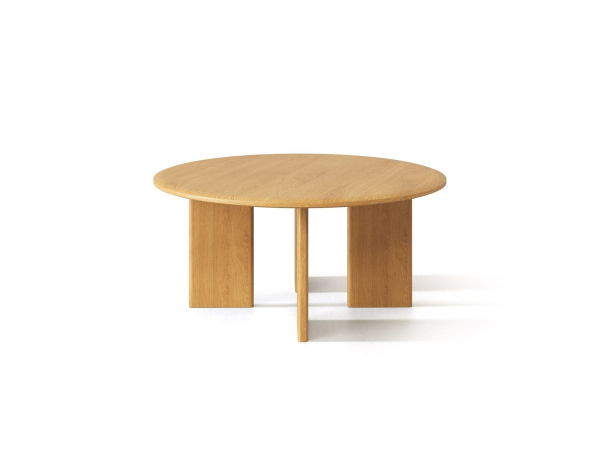 Couchtisch Toledo aus Holz in Natural Oak-Wood Optik mit vier sichtbaren Holzbeinen, Masse 90 x 90 x 40cm, frontale Produktansicht.
