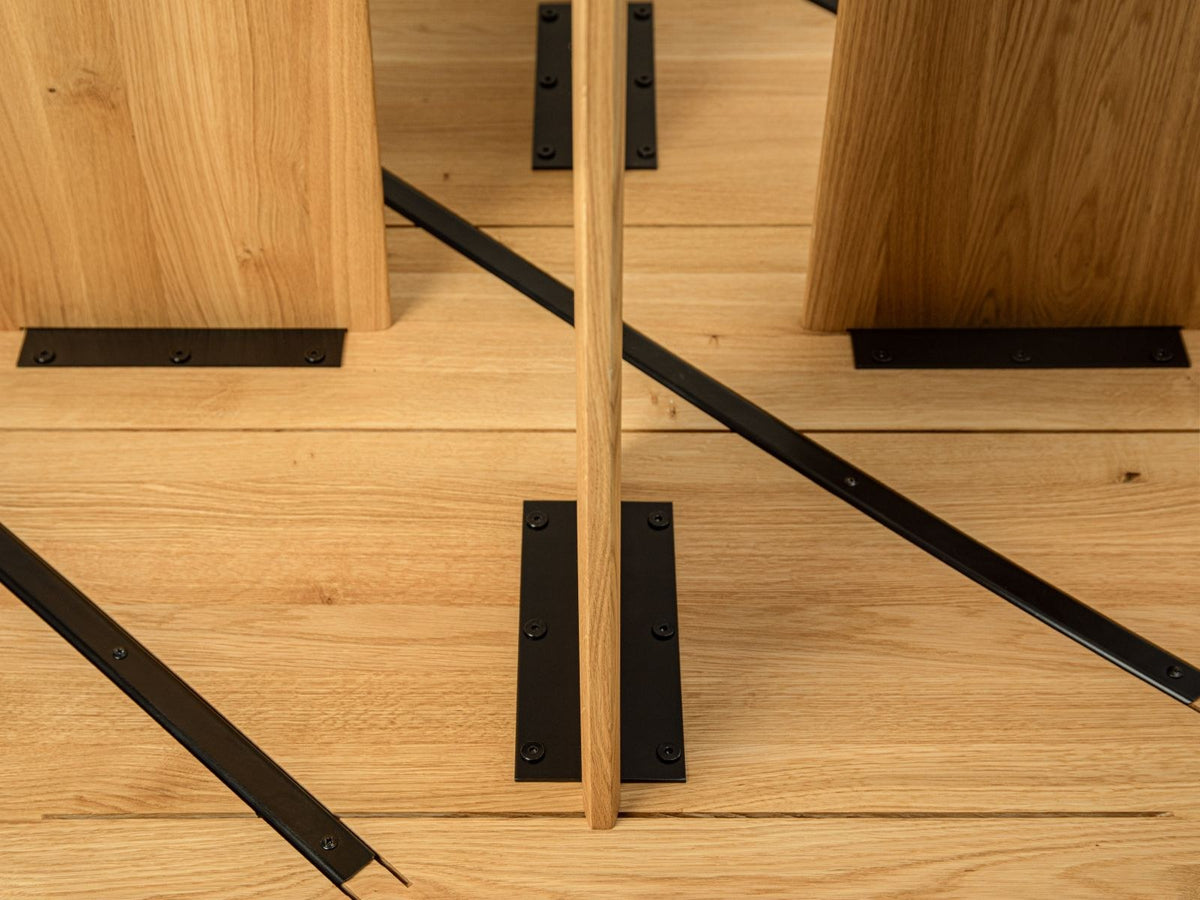 Couchtisch Toledo aus Holz in Natural Oak-Wood Optik mit vier sichtbaren Holzbeinen, Masse 90 x 90 x 40cm, frontale Produktansicht.
