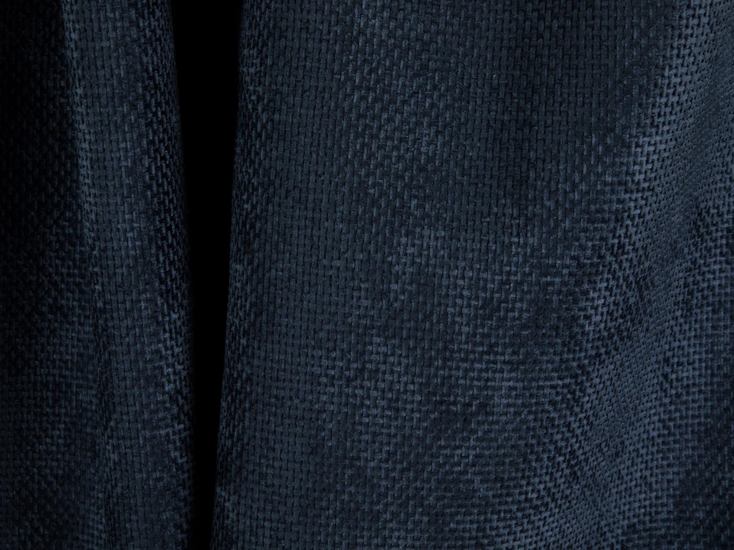 Stylisches 5-Sitzer Sofa Tonale in Navy Blue-Eden, das Funktionalität mit zeitgemäßem Design kombiniert und zusätzlichen Stauraum bietet.