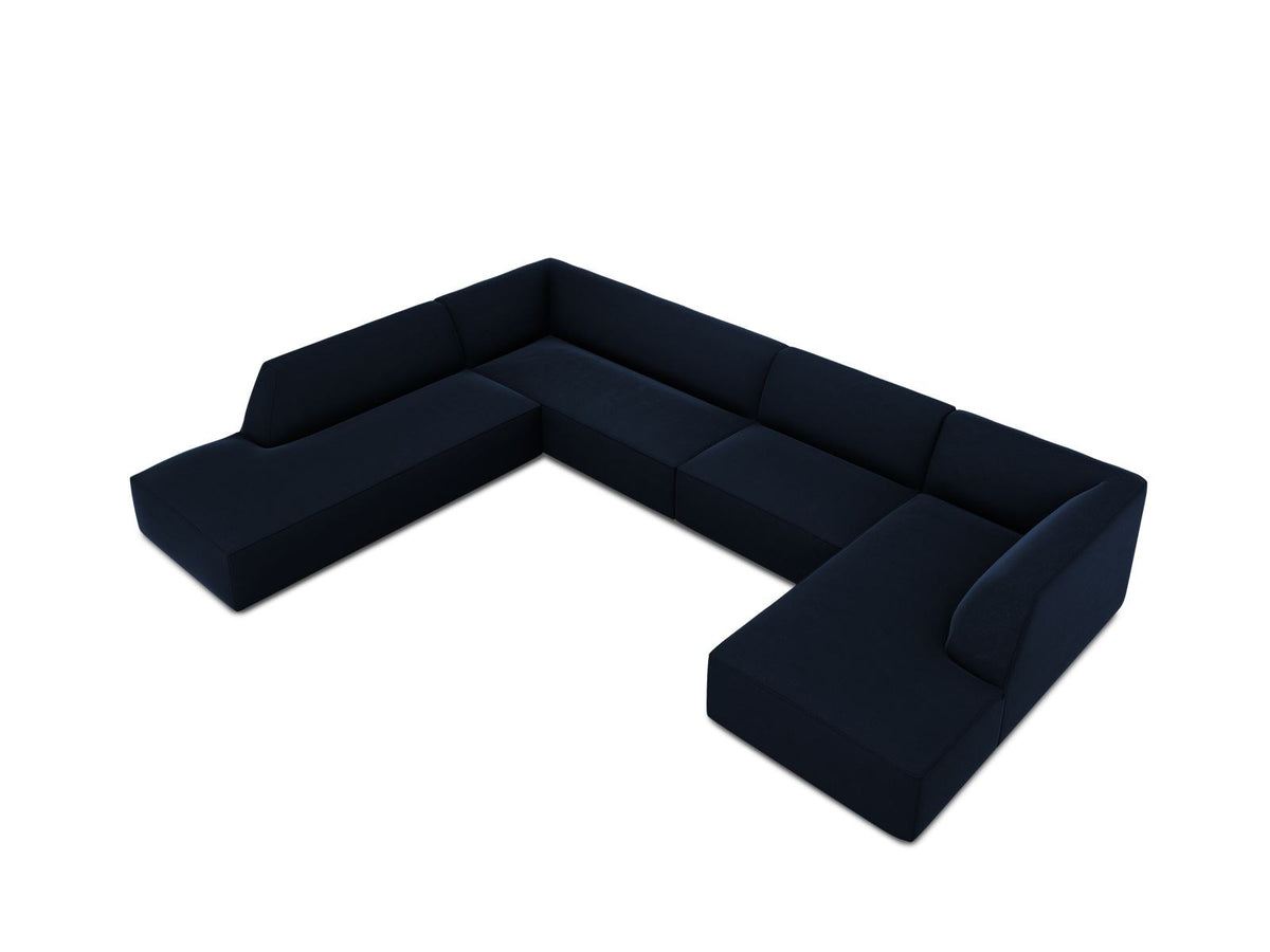 Panorama-Ecksofa links mit Samtbezug in Beige, massivem Holzrahmen und schwarzen Kunststoffbeinen, Modell Siena von Cosmopolitan Design.