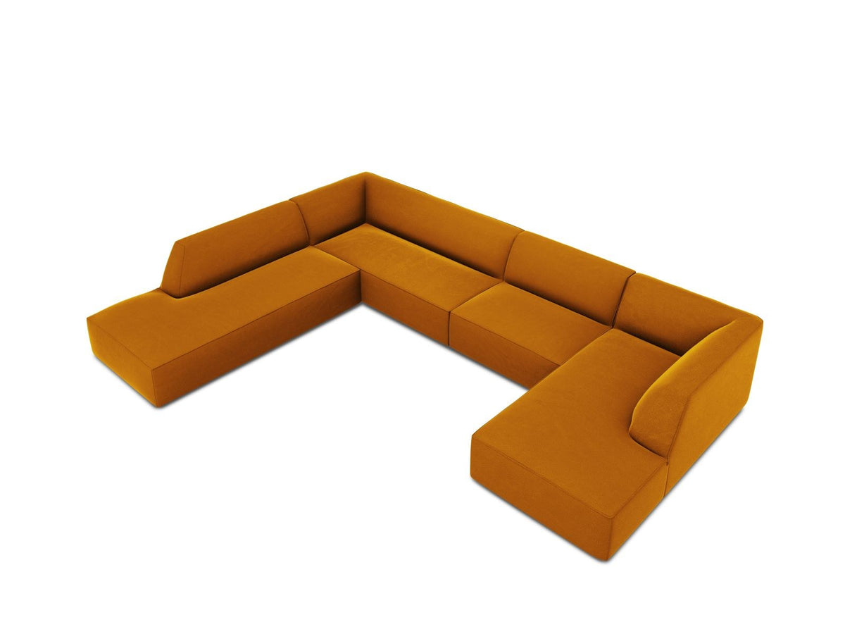 Panorama-Ecksofa links mit Samtbezug in Beige, massivem Holzrahmen und schwarzen Kunststoffbeinen, Modell Siena von Cosmopolitan Design.