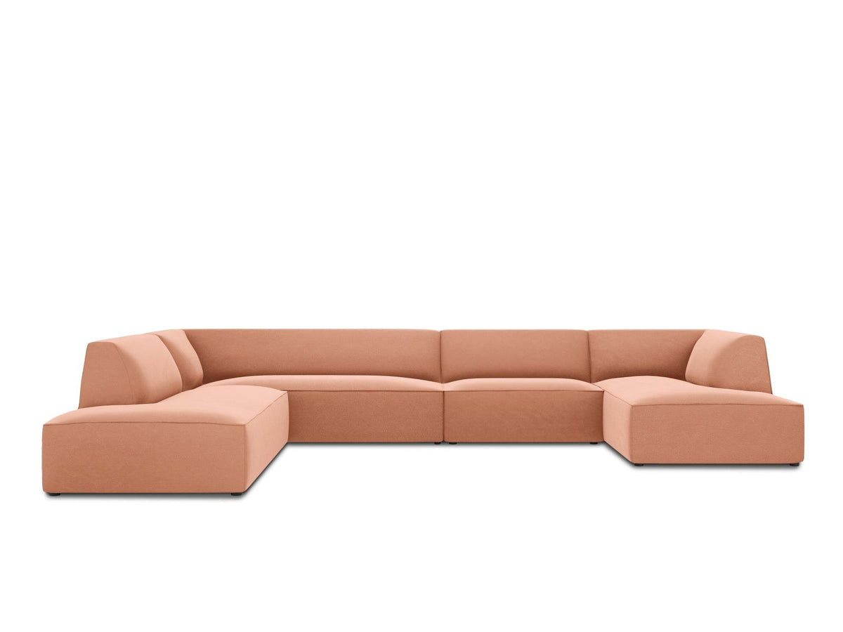 Panorama-Ecksofa links mit Samtbezug in Beige, massivem Holzrahmen und schwarzen Kunststoffbeinen, Modell Siena von Cosmopolitan Design.