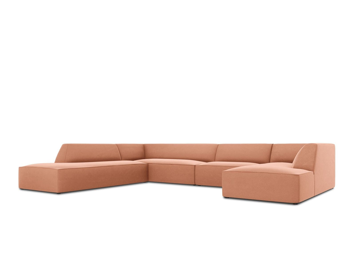 Panorama-Ecksofa links mit Samtbezug in Beige, massivem Holzrahmen und schwarzen Kunststoffbeinen, Modell Siena von Cosmopolitan Design.
