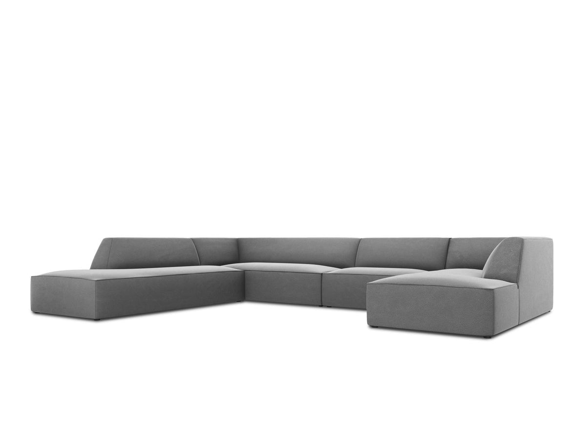 Panorama-Ecksofa links mit Samtbezug in Beige, massivem Holzrahmen und schwarzen Kunststoffbeinen, Modell Siena von Cosmopolitan Design.