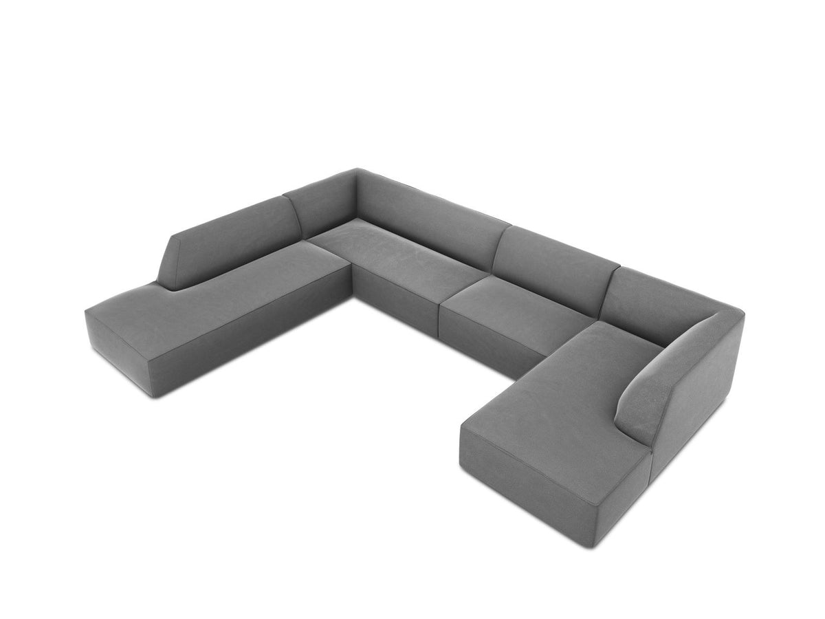 Panorama-Ecksofa links mit Samtbezug in Beige, massivem Holzrahmen und schwarzen Kunststoffbeinen, Modell Siena von Cosmopolitan Design.