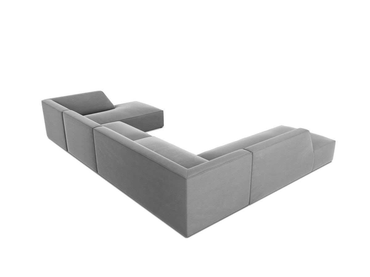 Panorama-Ecksofa links mit Samtbezug in Beige, massivem Holzrahmen und schwarzen Kunststoffbeinen, Modell Siena von Cosmopolitan Design.