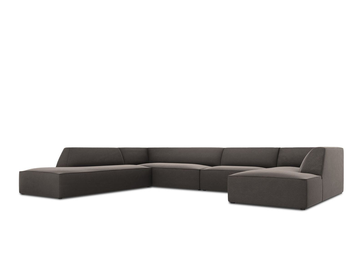 Panorama-Ecksofa links mit Samtbezug in Beige, massivem Holzrahmen und schwarzen Kunststoffbeinen, Modell Siena von Cosmopolitan Design.