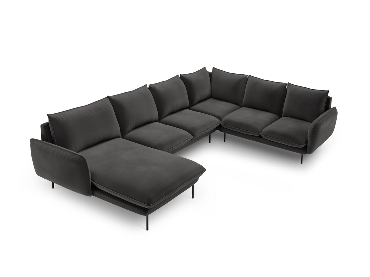 Vienna Velour Panoramic Ecksofa rechts 7 Sitzer 235cm in Dark Grey/Schwarz-Bluvel präsentiert im Onlineshop von KAQTU Design AG. Ecksofa rechts ist von Cosmopolitan Design