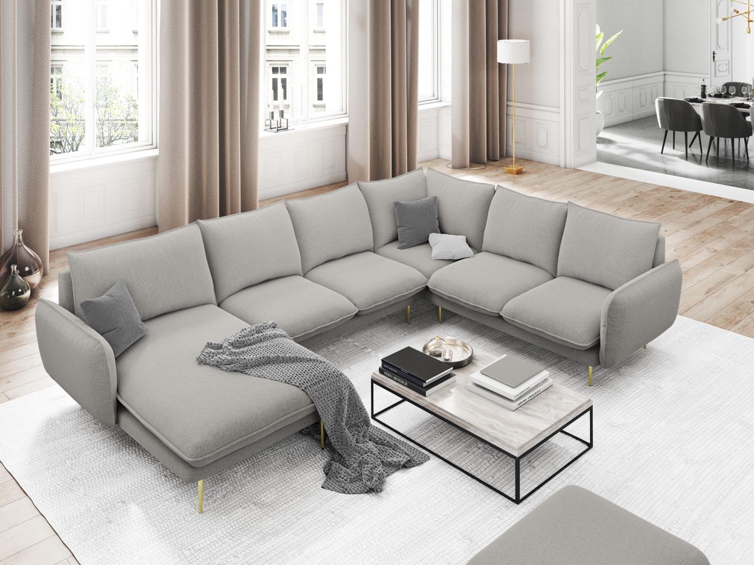 Elegantes Vienna Panoramic Ecksofa rechts, 7 Sitzer, 235 cm, in sanftem Light Grey mit goldenen Akzenten, ideal für stilvolle Wohnräume.