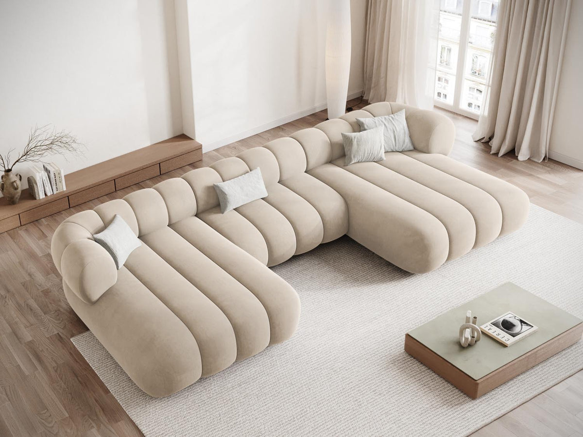 Koge Velour Panoramic Sofa 6 Sitzer 165cm in Light Beige-Vogue präsentiert im Onlineshop von KAQTU Design AG. 3er Sofa ist von Cosmopolitan Design