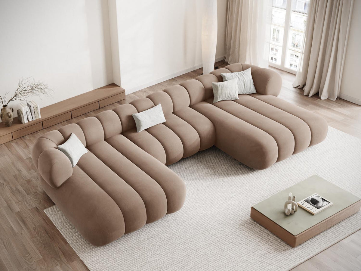 Koge Velour Panoramic Sofa 6 Sitzer 165cm in Dark Beige-Vogue präsentiert im Onlineshop von KAQTU Design AG. 3er Sofa ist von Cosmopolitan Design