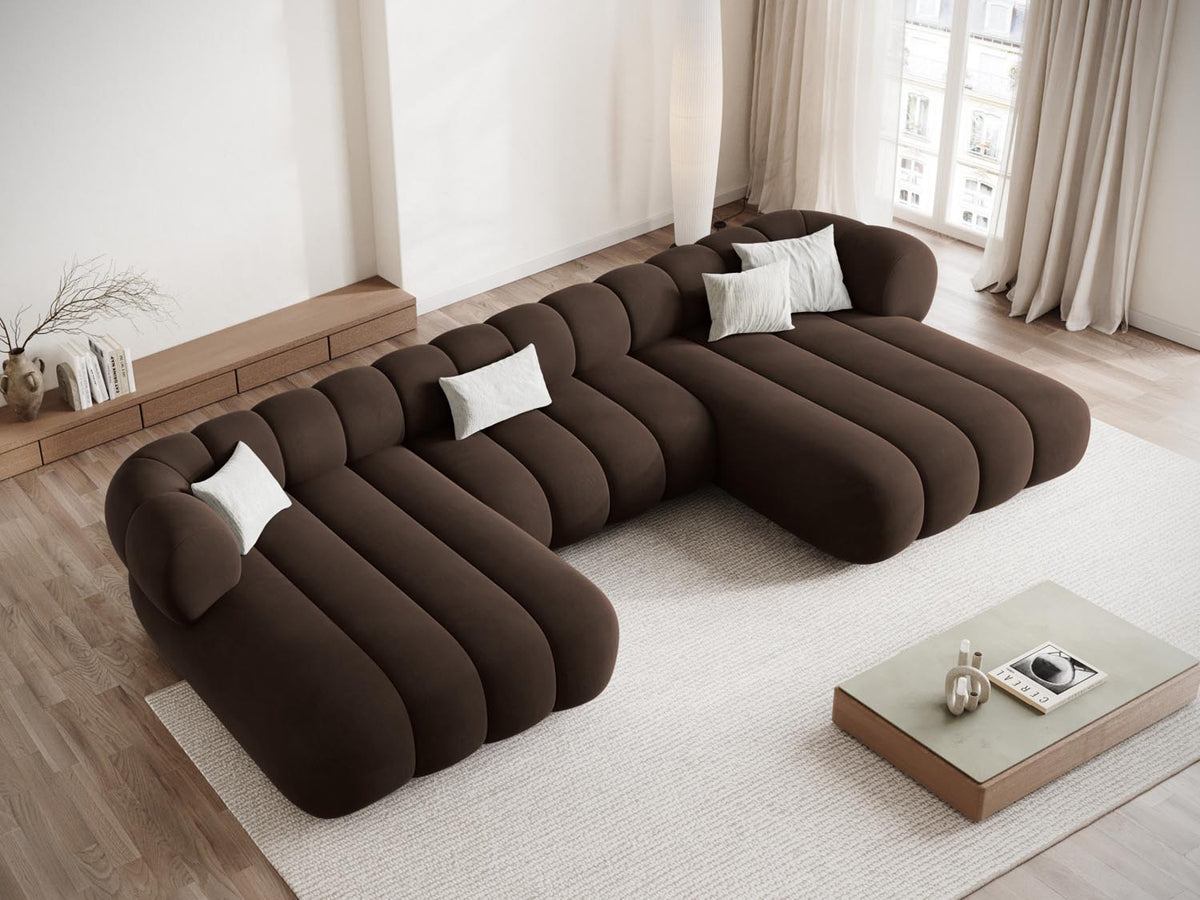 Koge Velour Panoramic Sofa 6 Sitzer 165cm in Chocolate-Vogue präsentiert im Onlineshop von KAQTU Design AG. 3er Sofa ist von Cosmopolitan Design