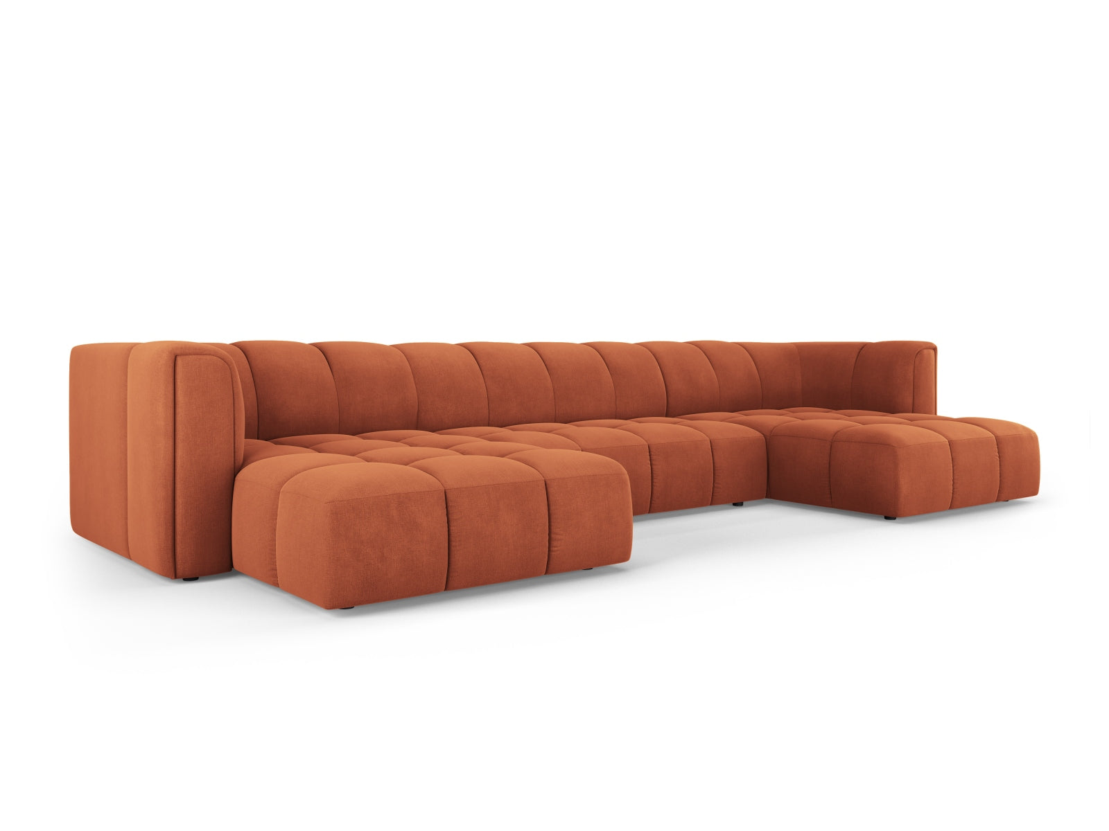 Elegante 5-Sitzer Panoramabank Moritz in leuchtendem Orange, ideal für stilvolle Wohnräume und gemütliche Zusammenkünfte.