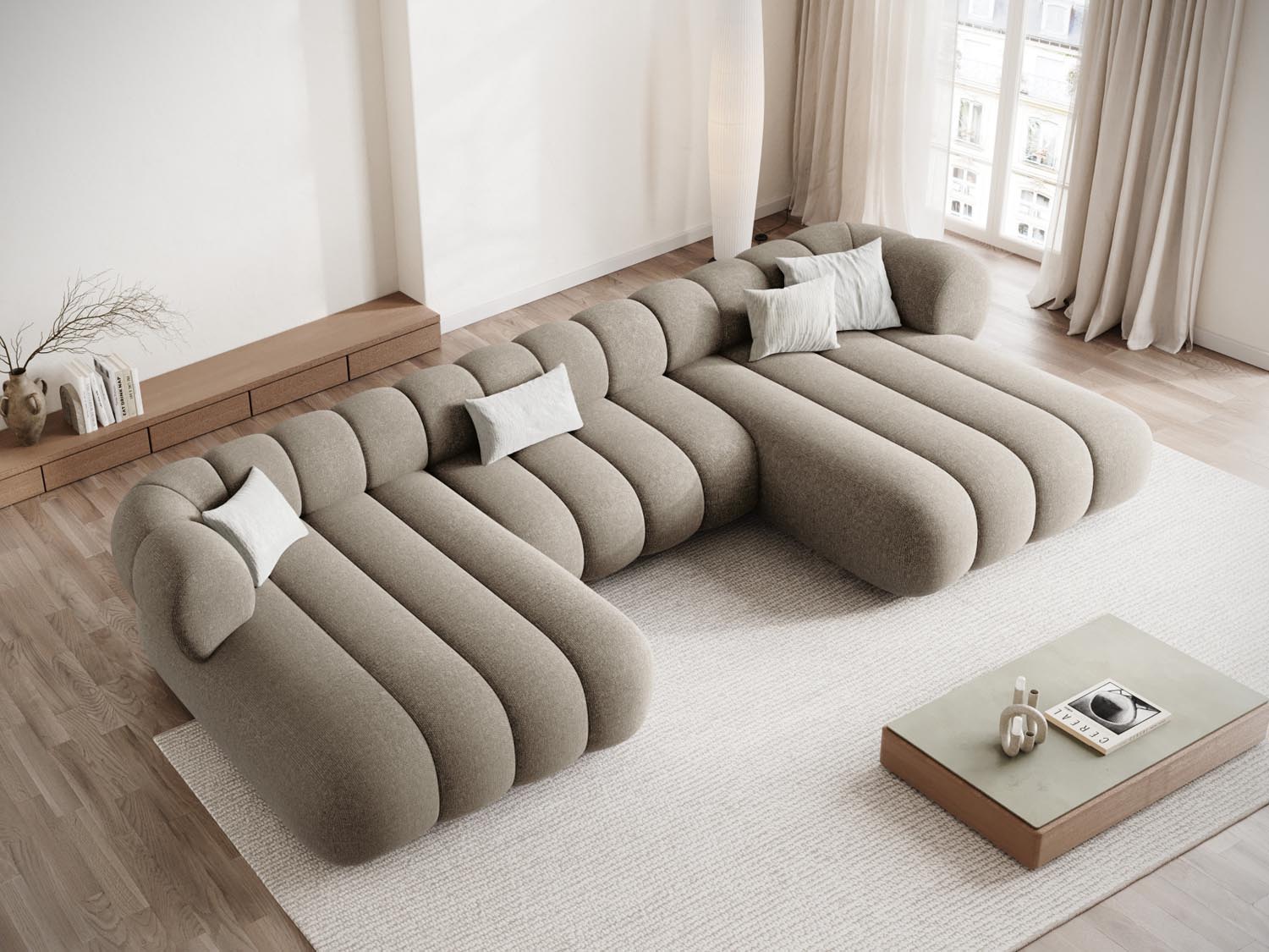 Elegantes Koge Panoramic Sofa für 6 Personen in stilvollem Dunkelbeige, ideal für moderne Wohnräume und gemütliche Abende.